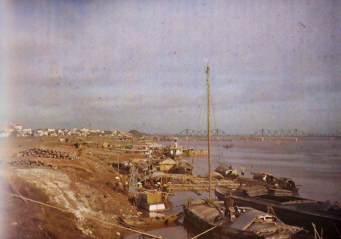 Thuyền bè trên sông Hồng, phía xa là cầu Paul Doumer (nay là cầu Long Biên), 1915.